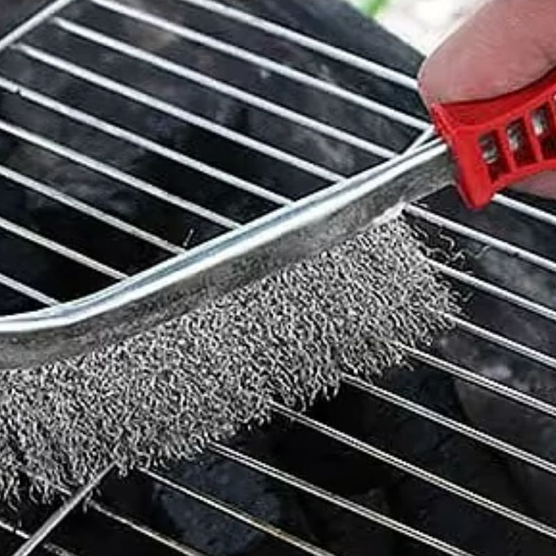 Brosse metallique utilisee pour nettoyer grille métallique oxydée