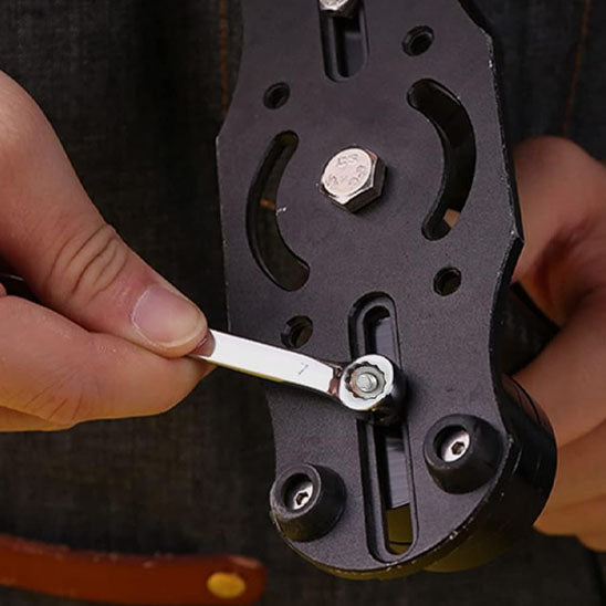 Clé plate ergonomique resserrant une pièce de moto