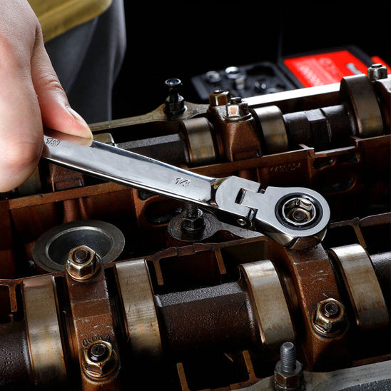 Clé plate à cliquet utilisée pour réparer un moteur automobile