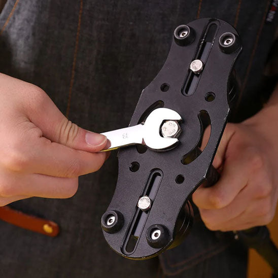 Clé plate légère intervenant sur une chaine de vélo