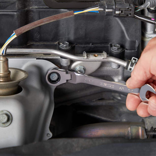 Clé plate à cliquet utilisée pour réparer un moteur automobile