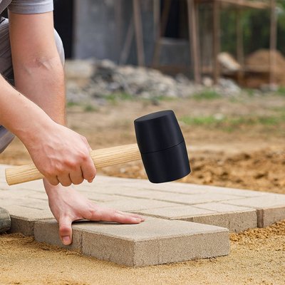 Maillet en train de frapper sur dalle