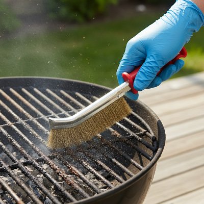 Brosse metallique nettoyant  grille barbecue encrassée
