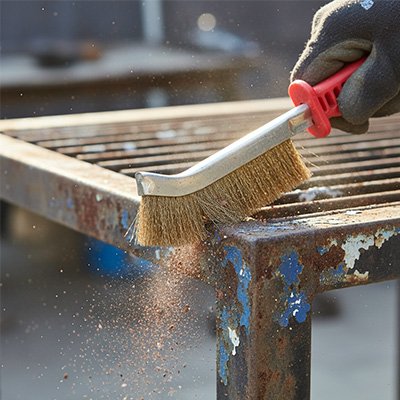 Brosse métallique decapant  rebord grillage rouillé