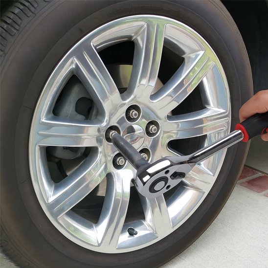 Clé à cliquet​ déssere un ecrou d'une  roue