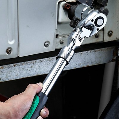 Clé à cliquet entre les mains d'un bricolaur 