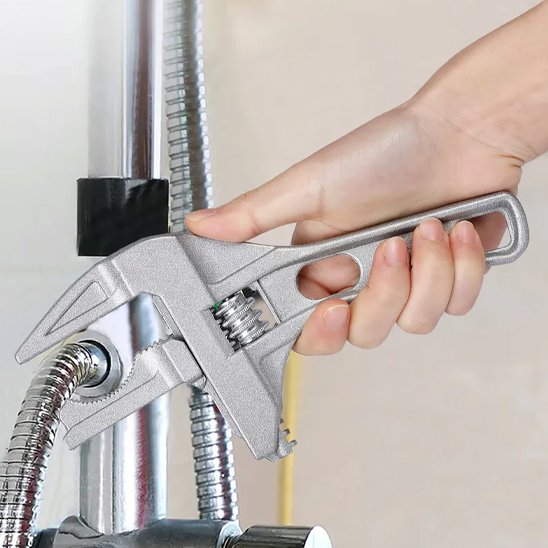 Clé à molette en train de serrée un écrou