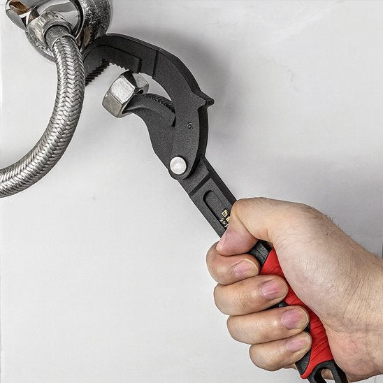 Clé a griffe entre les mains d'un technicien