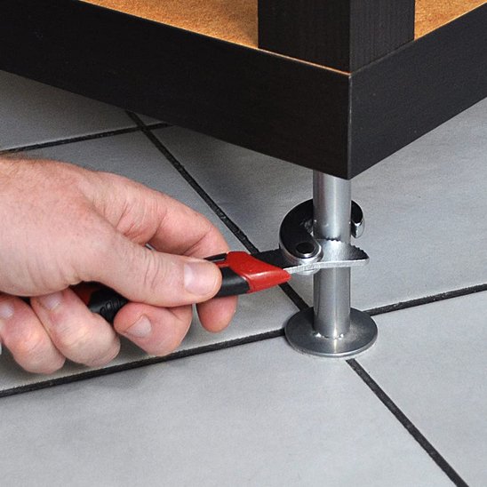 Clé à griffe ajuste un pied d'un meuble 