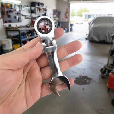 Clé à cliquet  dans une main d'un réparateur 