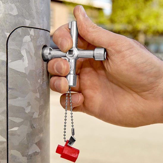 Clé universelle dans un ecrou