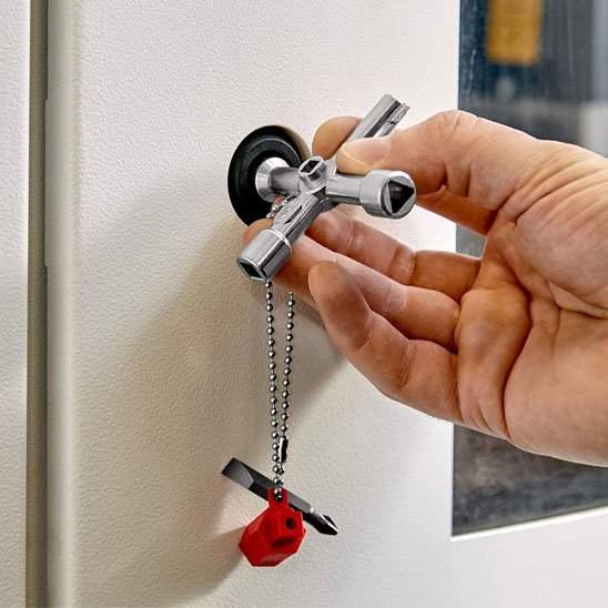 Clé universelle ouvre une armoire electrique