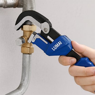 Clé à griffe​ dévise un boulon de plomberie 