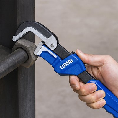 Clé à griffe​ en train de sérré un boulan métalique 