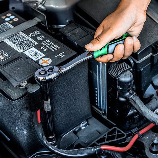 Clé a cliquet avec douille utilisée pour réparation mécanique automobile