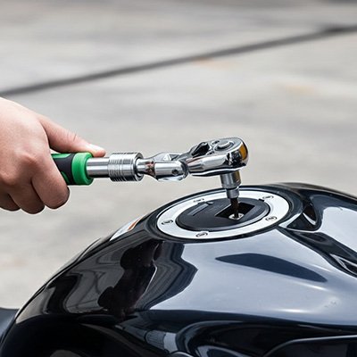 Clé à cliquet en train de deserré un  écrou