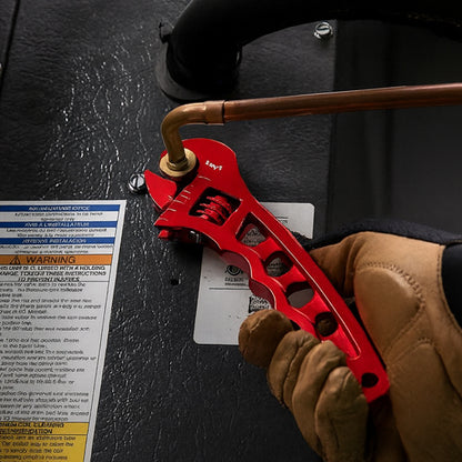 Clé  à  molette  en  utilisation  sur  raccord  hydraulique