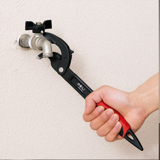 Clé à griffe en train d'ajusté un robinet