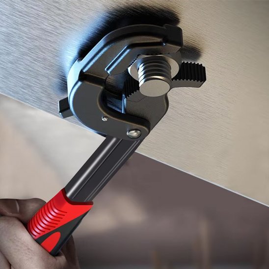 Clé à griffe en train de sérré un écrou