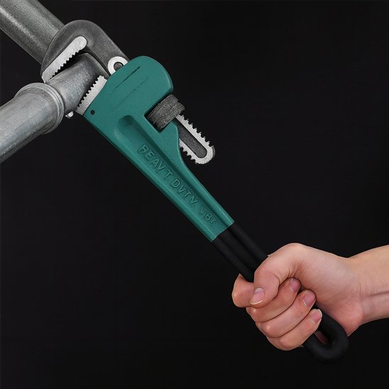 Clé à griffe tuyau métallique dans sa mâchoire 