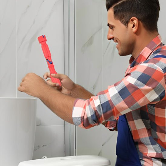 Clé universelle dans les mains d'un reparateur