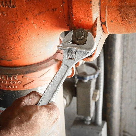 Clé à molette ergonomique en action sur un chantier de bricolage