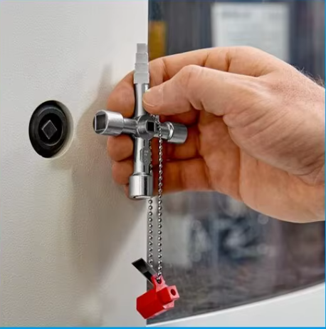 Clé universelle dans les mains d'un technicien