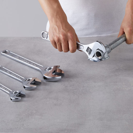 Clé à molette légère utilisée pour une réparation