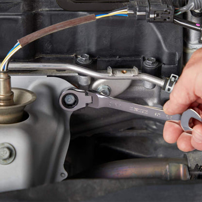Clé plate à cliquet utilisée pour réparer un moteur automobile
