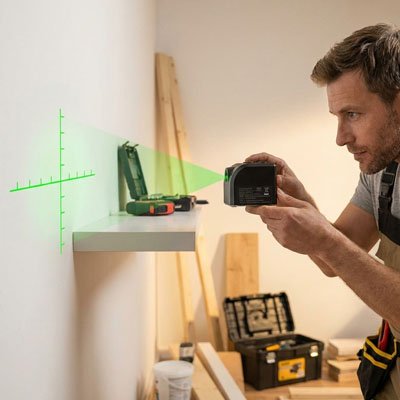Laser niveau alignant une  croix vert sur un mur 