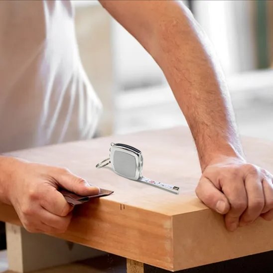 Mètre ruban cours d’utilisation pour mesurer meuble en fabrication