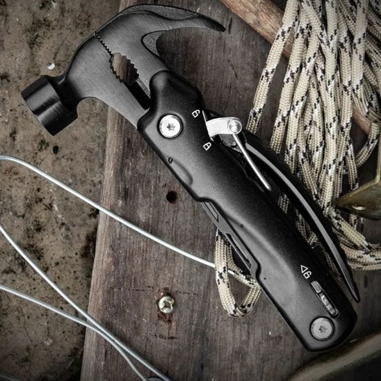 Marteau classique en action sur surface de travail