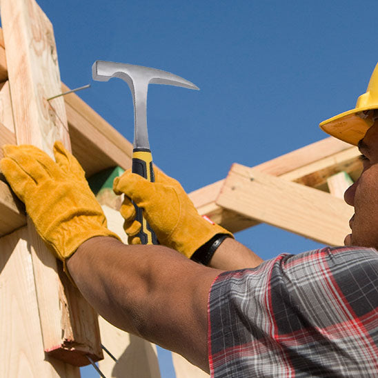 Marteau charpentier utilise pour enfoncer un clou