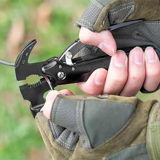 Marteau multifonction en train de couper un fil métallique