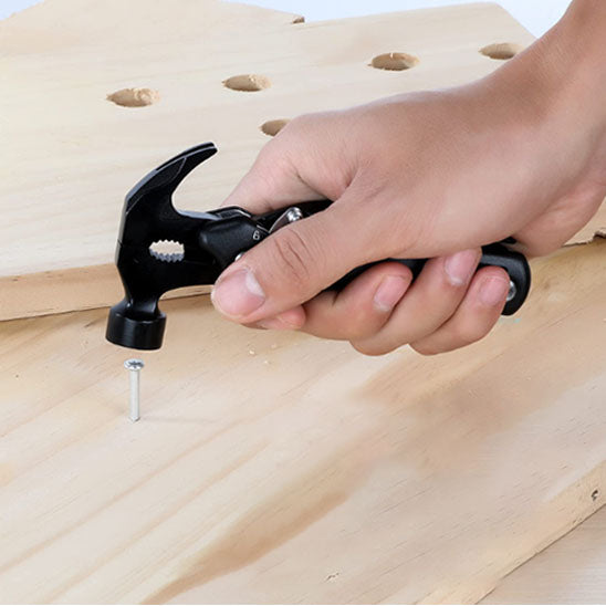 Marteau en action enfonçant un clou dans du bois