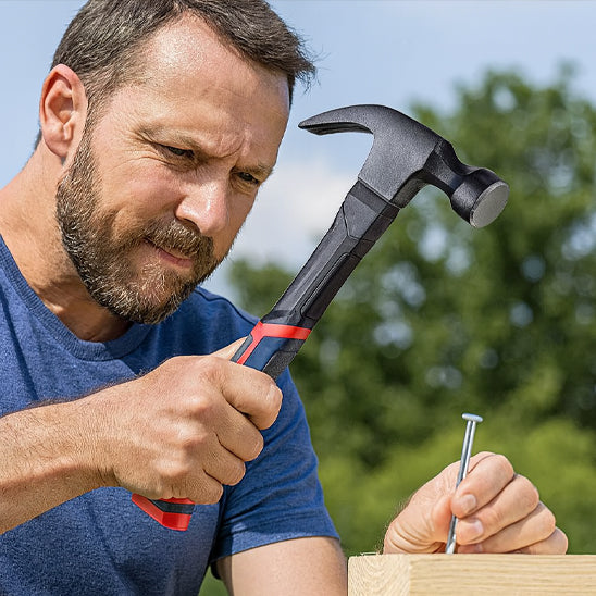Marteau tenu par un ouvrier sur un chantier de construction