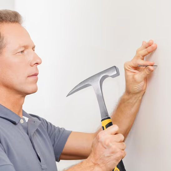 Marteau utilise pour retirer un clou d une planche