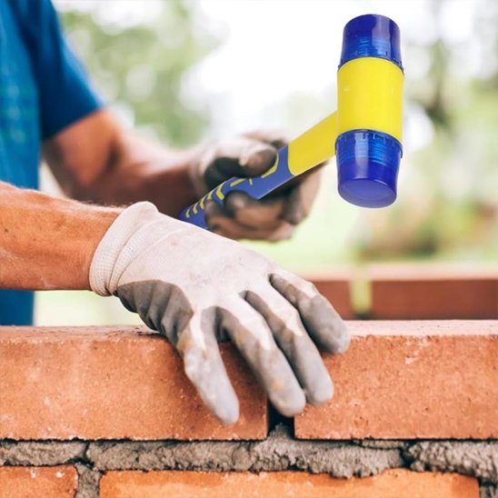 Marteaux bâtissent solidement  mur de briques résistantes