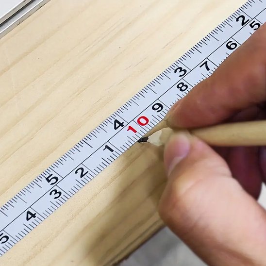 Mètre ruban posé sur un plan de travail pour prise de mesure précise