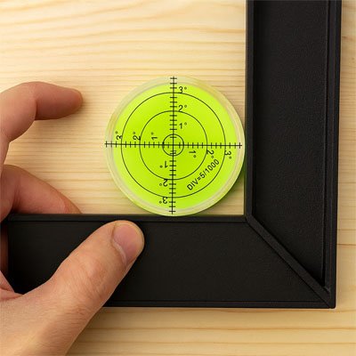 Niveau à bulle sur un ongle droit