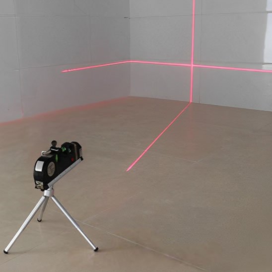 Niveau laser sur trépied projection laser sur mur