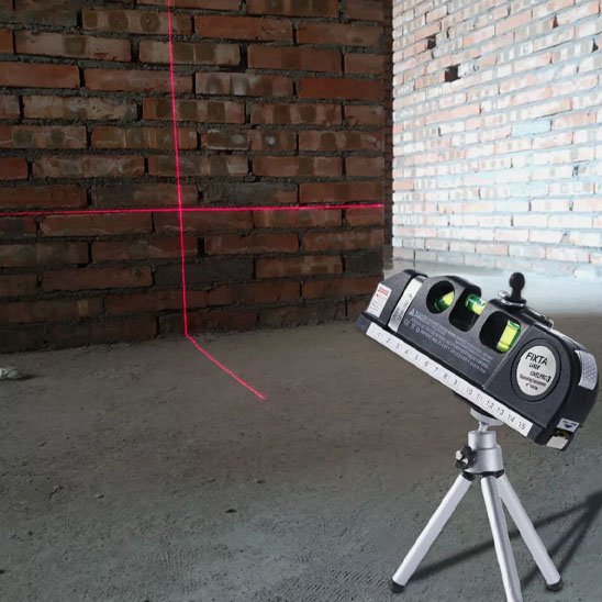 Niveau laser 2 lignes sur mur de brique 