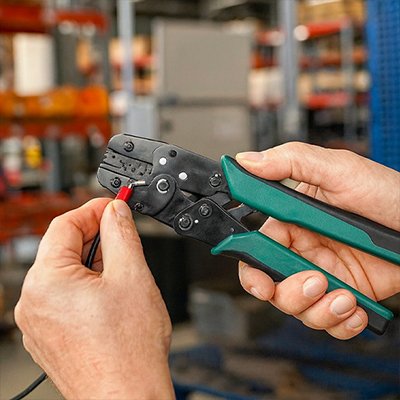 Pince à sertir utilisee pour connexion fils électriques