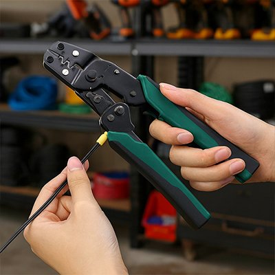 Pince à sertir utilisee par électricien sur chantier
