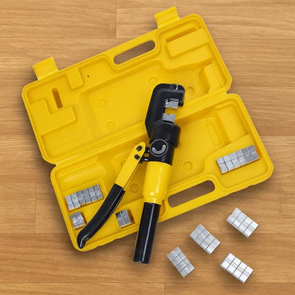 Pince a sertir hydraulique présentée avec son étui jaune  protection