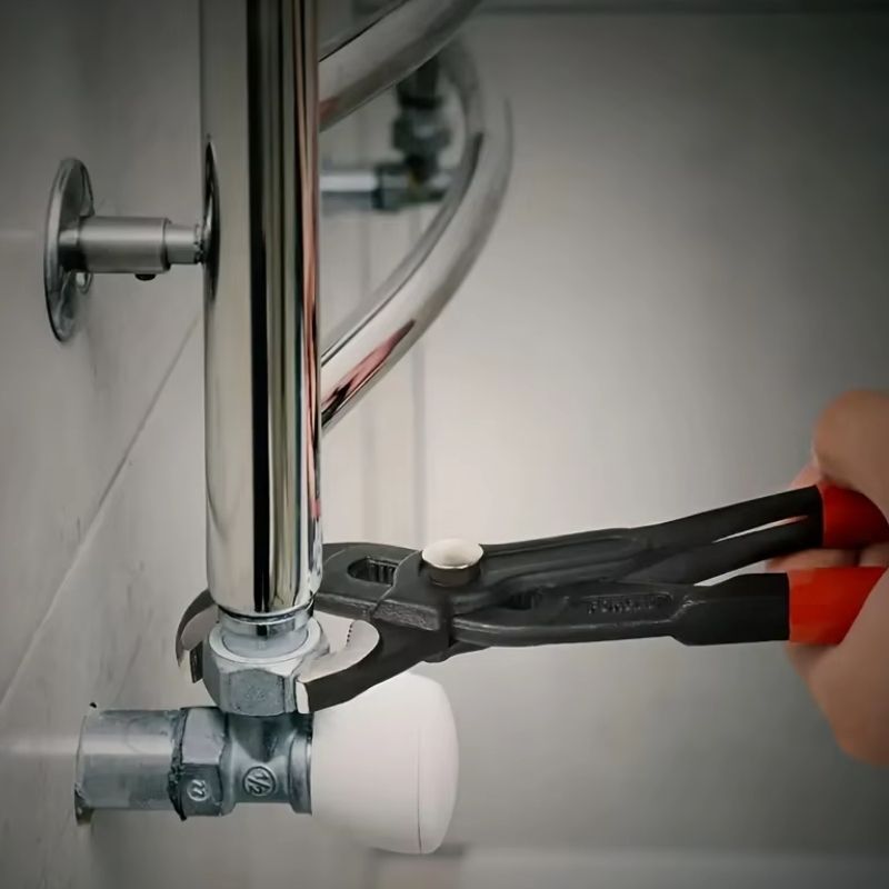 Pince multiprise rouge et noire