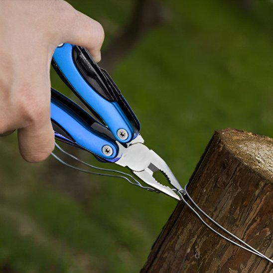 Pince robuste en train serrer câble pour travaux d’installation