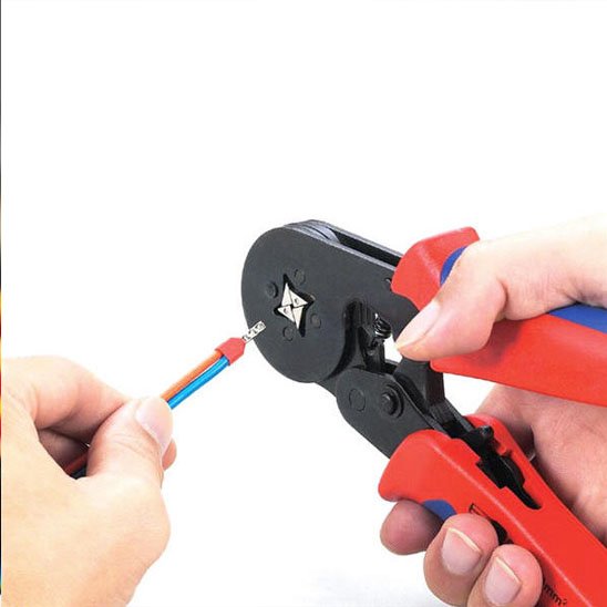 Pince à sertir en train sertir câble electrique avec précision