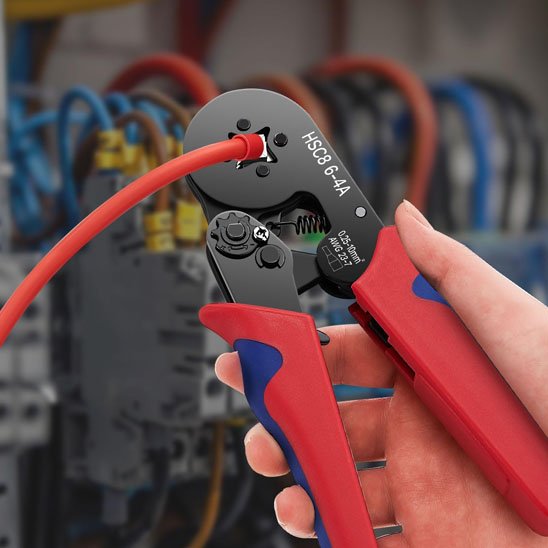 Pince à sertir ergonomique en train  préparer fil pour raccordement