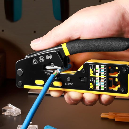 Pince a sertir utilisée pour raccords haute pression